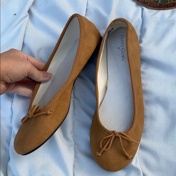 Tan suede flats size 7 - Picture 2 of 2